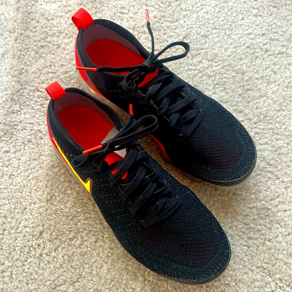 NIKE Air Vapormax Flyknit2 Mens 9 Black and Orange. Good Condition